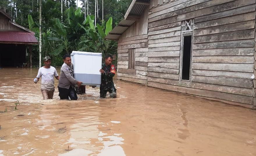 Kapolsek Pantee Bidari Turun ke Lokasi Banjir, Bantu Warga Evakuasi Barang Warga