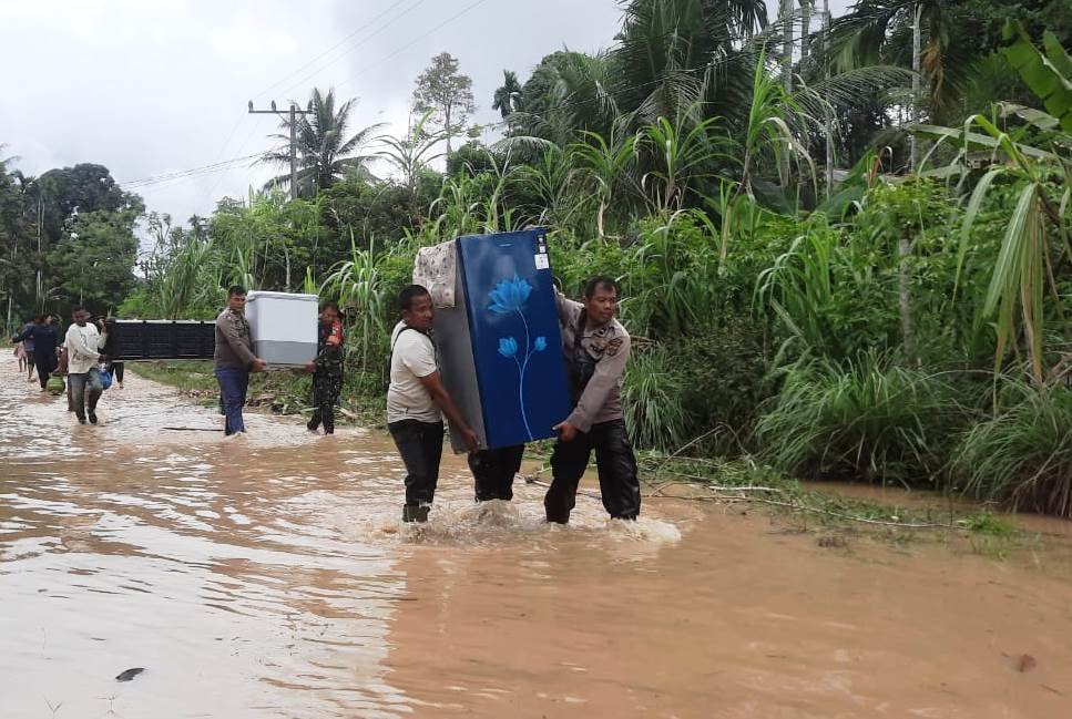Kapolsek Pantee Bidari Turun ke Lokasi Banjir, Bantu Warga Evakuasi Barang Warga