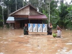 Kapolsek Pantee Bidari Turun ke Lokasi Banjir, Bantu Warga Evakuasi Barang Warga