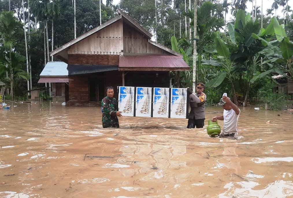 Kapolsek Pantee Bidari Turun ke Lokasi Banjir, Bantu Warga Evakuasi Barang Warga