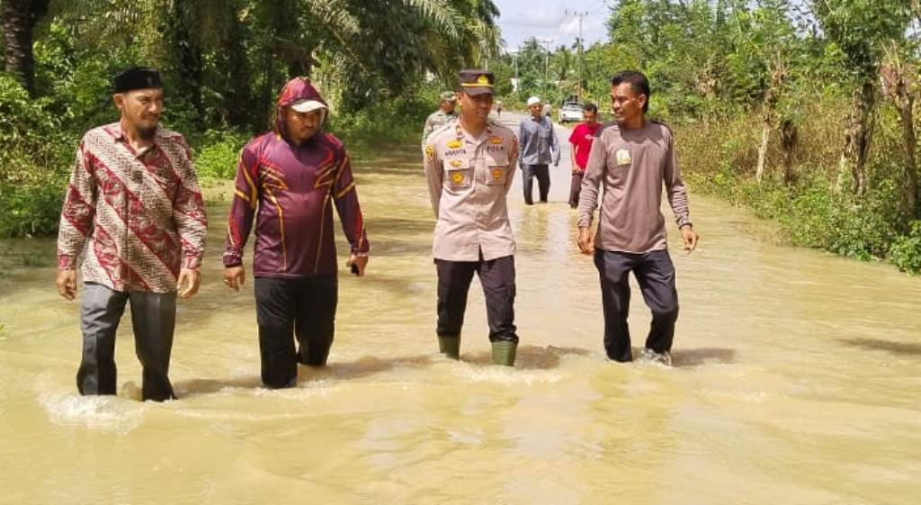 Kapolsek Ranto Peureulak Turun Langsung Pantau Daerah Rawan Banjir