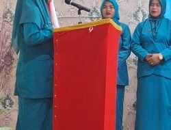 Ibu Rifa’at Al Sa’adah, Ketua TP-PKK Kabupaten Halmahera Selatan Mengajak Tim Penggerek PKK di Desa Wujudkan Kesejahteraan Keluarga