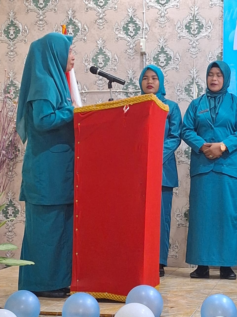 Ibu Rifa'at Al Sa'adah, Ketua TP-PKK Kabupaten Halmahera Selatan Mengajak Tim Penggerek PKK di Desa Wujudkan Kesejahteraan Keluarga