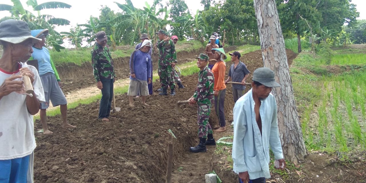 Akhir Pekan, Warga dan Koramil Babat Bikin Saluran Air