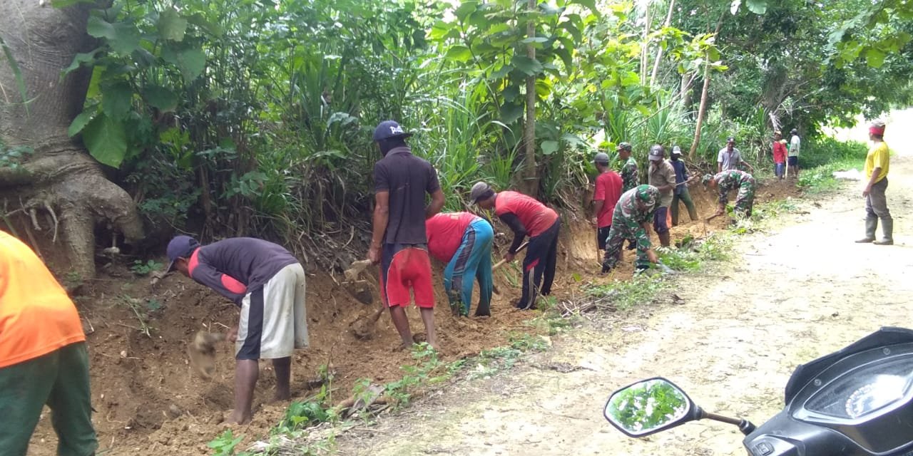 Akhir Pekan, Warga dan Koramil Babat Bikin Saluran Air
