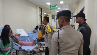 Gercep, Polres Blitar Kota Bantu Tangani Pohon Tumbang di Alun – alun Akibat Angin Kencang