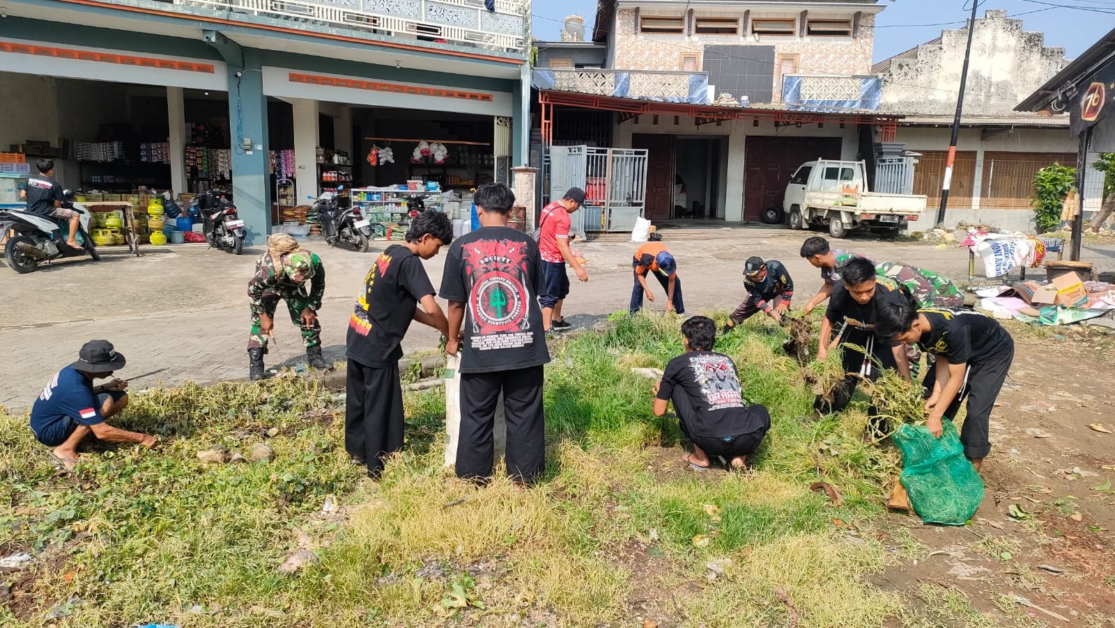 Koramil dan Pendekar Sambeng Bersih-Bersih Irigasi