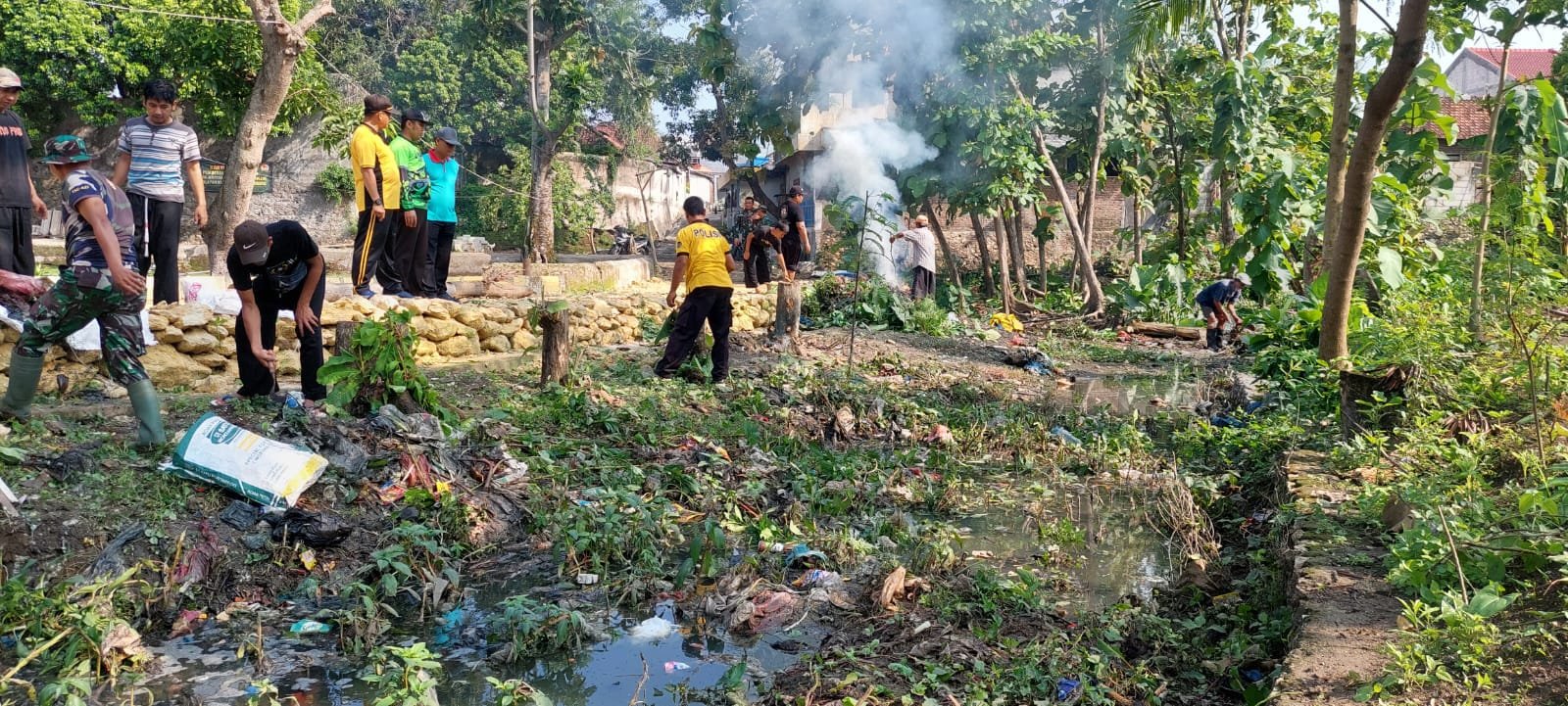 Koramil dan Pendekar Sambeng Bersih-Bersih Irigasi
