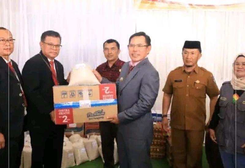 HUT ke - 61 Bank Jambi Cabang Sungai Penuh Peduli Korban Banjir Berikan Bantuan Sembako