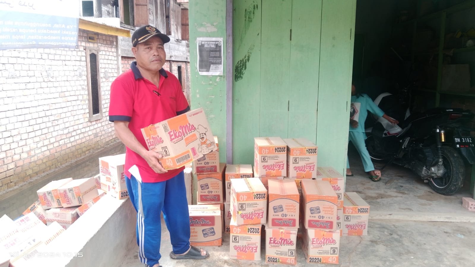 Pemdes Peninjauan Berikan Sembako Kepada Warga Terdampak Banjir