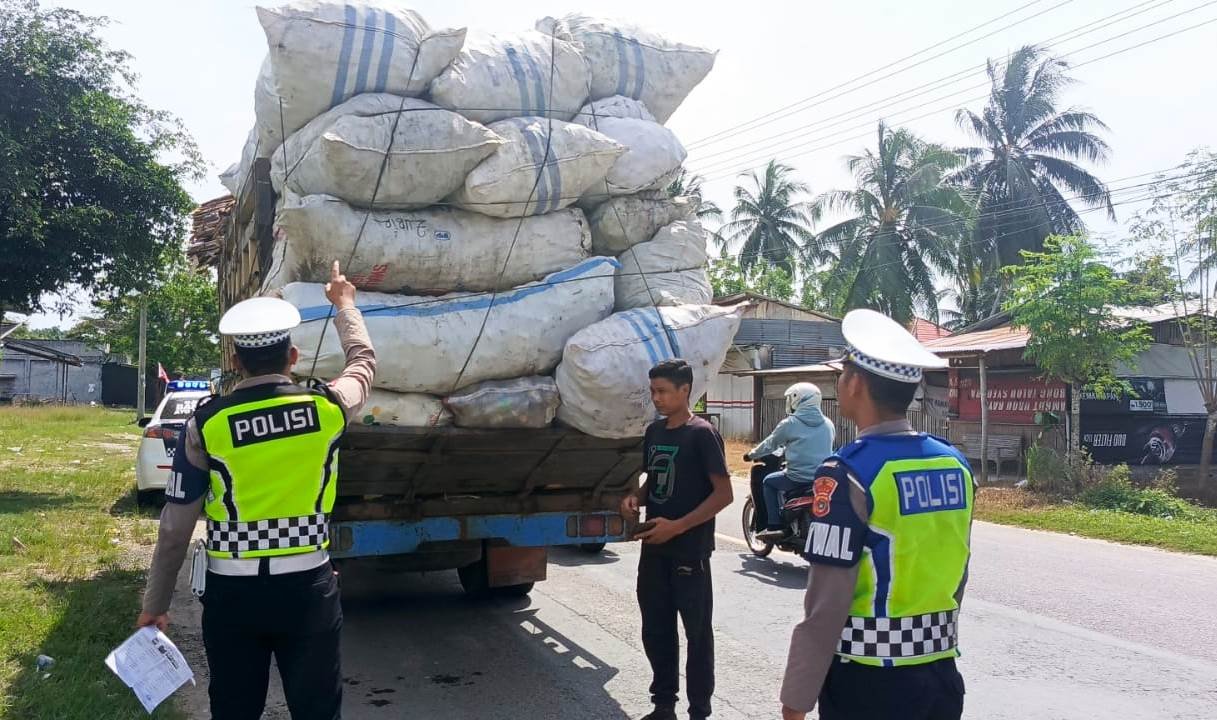 Satlantas Polres Aceh Timur Tindak Tegas Truk Overload