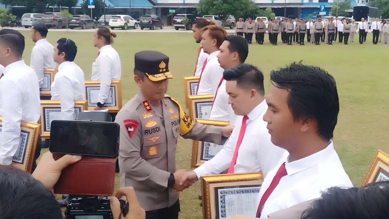Kapolda Jambi Berikan Apresiasi  Dan Penghargaan Lansung Kepada Personel Satnarkoba Polresta Jambi