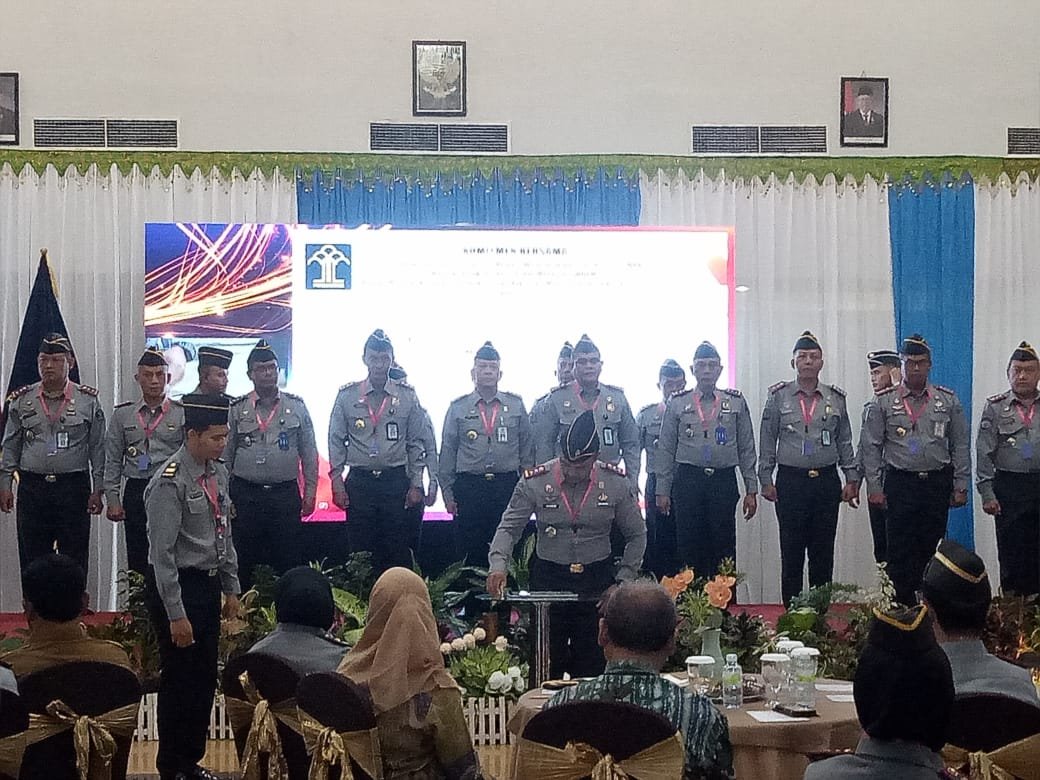 Kalapas Kelas IIB Idi Bersama Ketua Tim ZI mengikuti Rapat Koordinasi dan Penandatanganan Komitmen Bersama Pembangunan Zona Integritas Tahun 2024