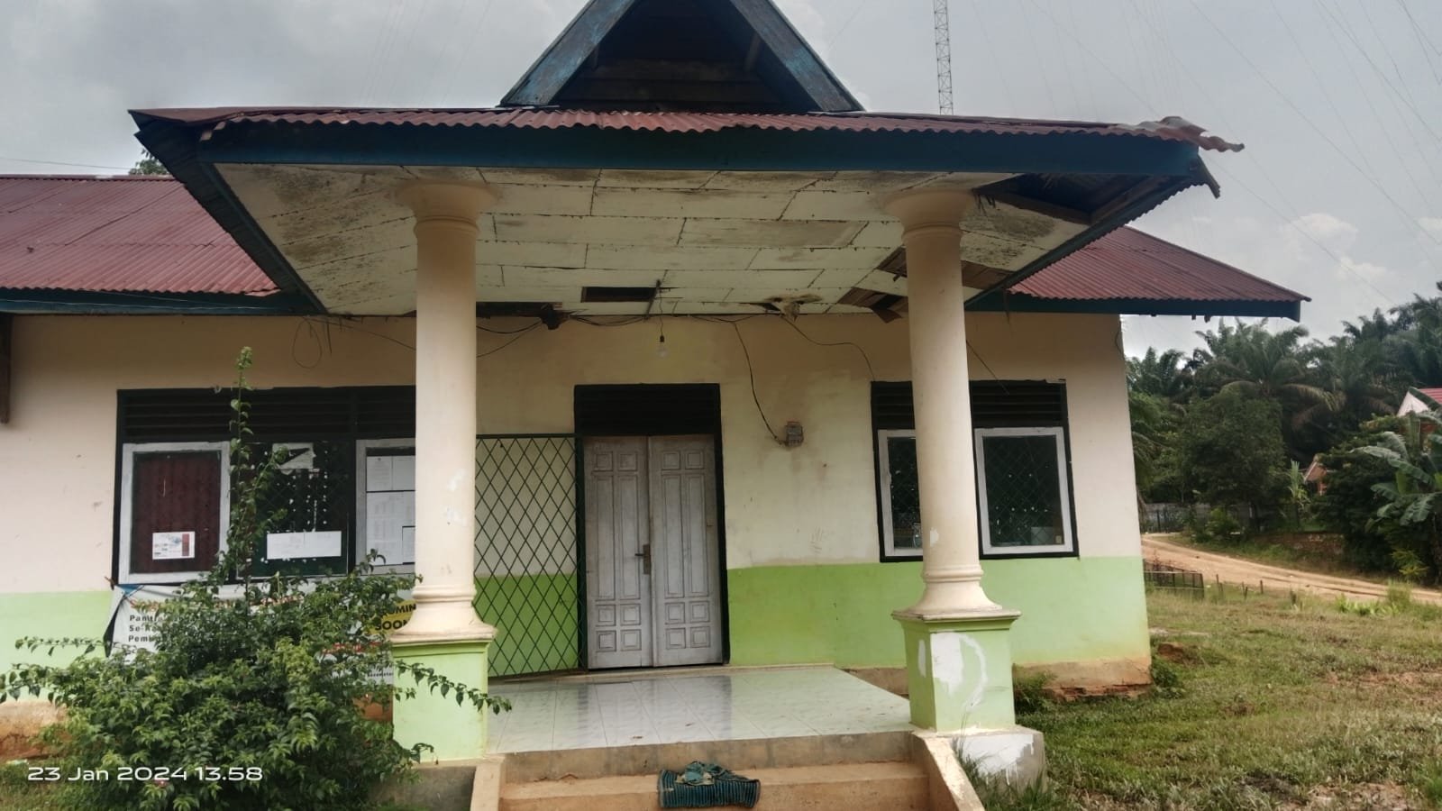 Waduh..!!! Lagi-Lagi Ditemukan Kantor Desa Tutup Saat Jam Kerja