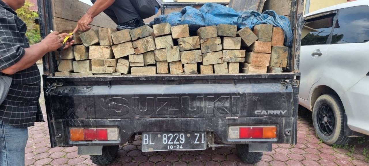 Polres Aceh Timur Amankan Warga Peureulak Barat yang Mengangkut Kayu Olahan Tanpa Kelengkapan Dokumen