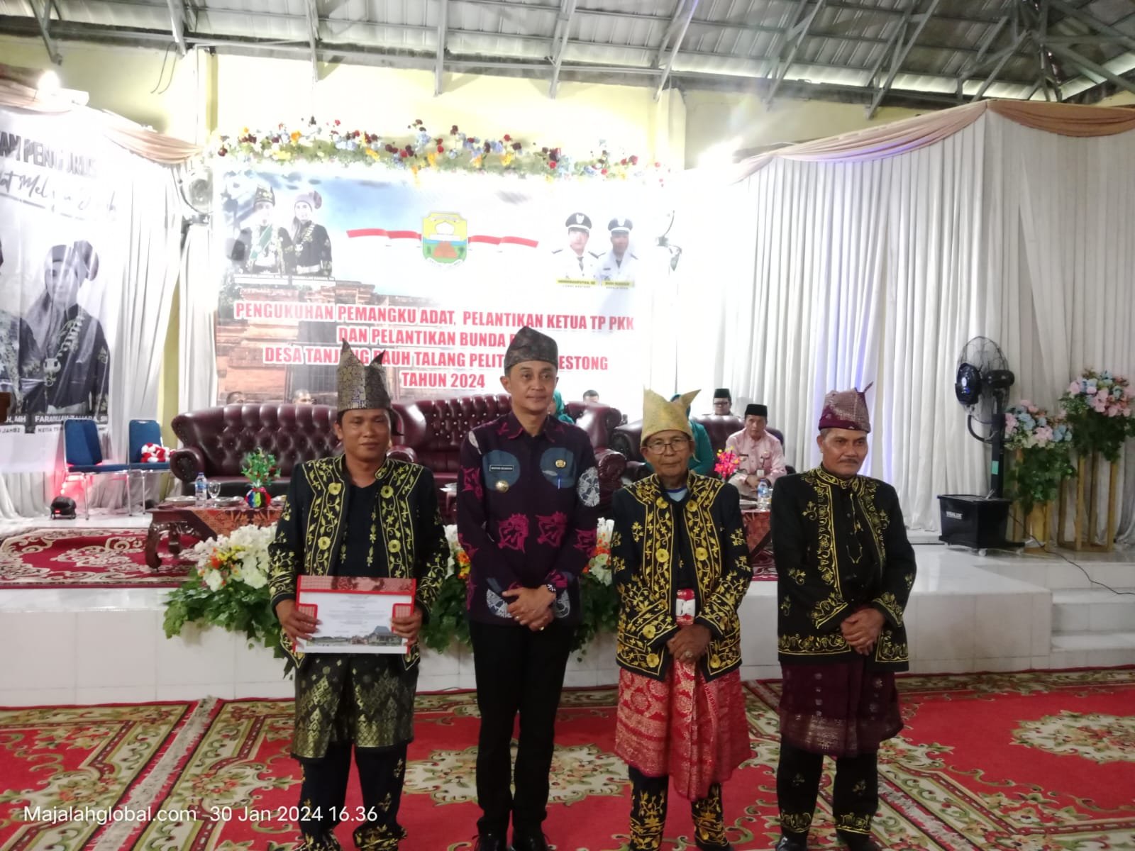 Rudi Irawan Kades Tanjung Pauh Talang Pelita Resmi Dikukuhkan Pj Bupati Muaro Jambi Sebagai Pemangku Adat