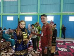 Kades Suak Putat nyai Ratnawati Resmi Dikukuhkan Pj Bupati Bachyuni Deliansyah sebagai pemangku Adat