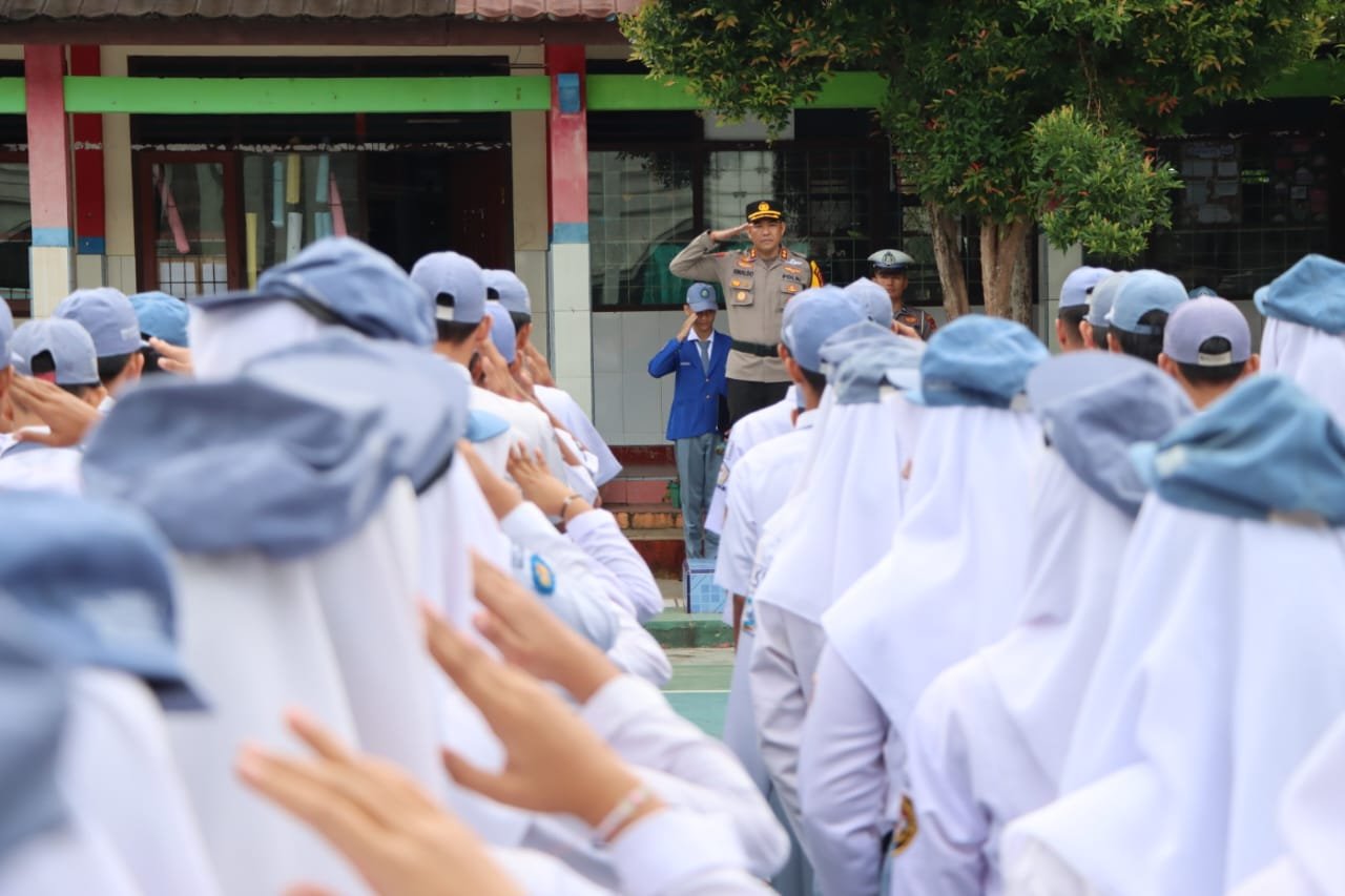 Kapolres Tanggamus Inspektur Upacara di SMAN 1 Kota Agung, Ini Pesannya ?