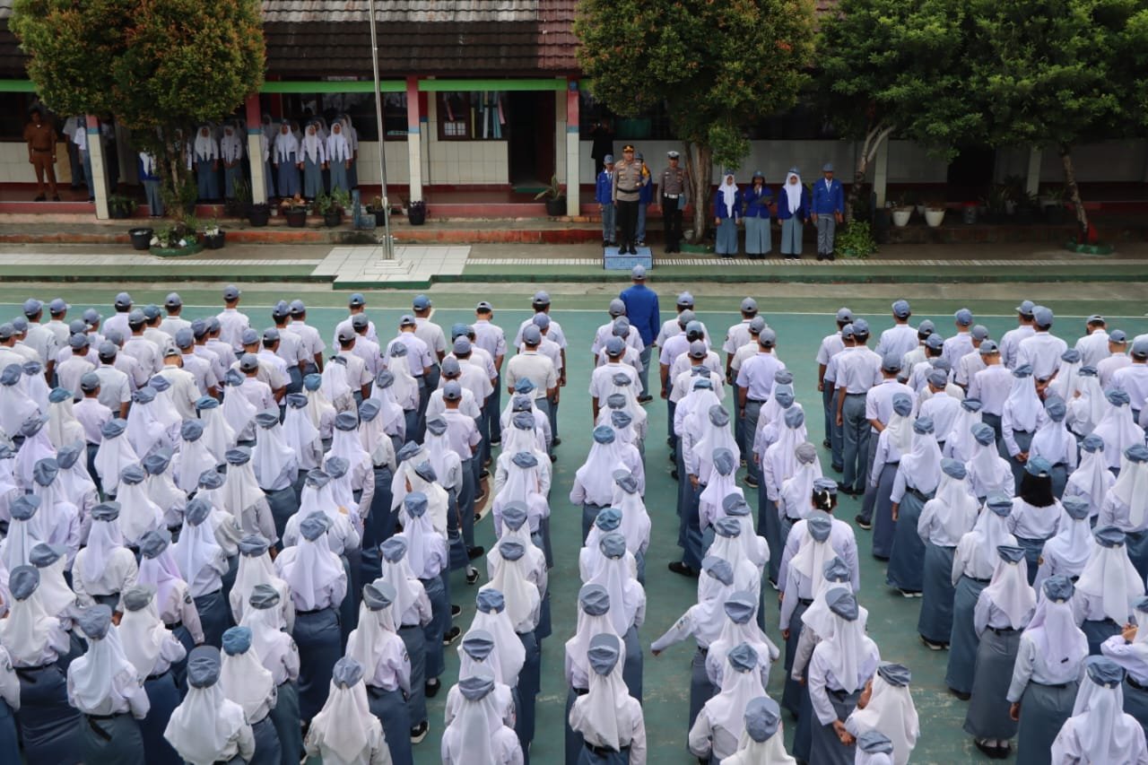 Kapolres Tanggamus Inspektur Upacara di SMAN 1 Kota Agung, Ini Pesannya ?