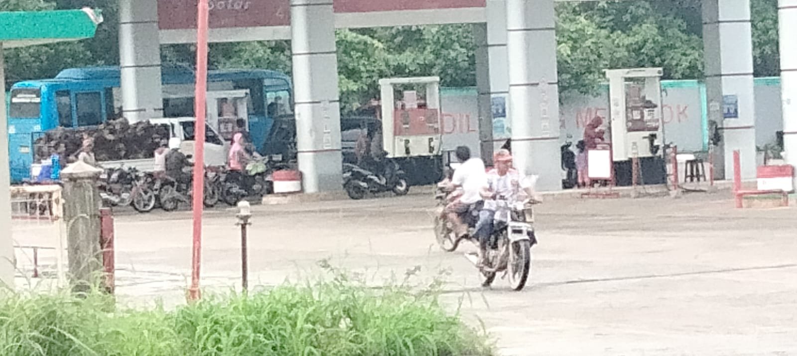Sampai saat ini SPBU 24331133 Desa Nibung Aparat Penegak Hukum Tutup Mata Dengan Adanya Aktivitas Pengerit Minyak BBM Bersubsidi Pertalite.