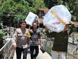 Polisi bersama TNI di Pacitan Tempuh Medan Terjal Demi Amankan Distribusi Logistik Pemilu
