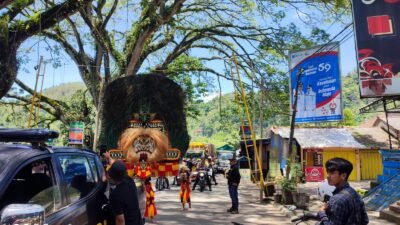 Distribusi Logistik Pemilu di Ponorogo Dikawal Reog dan Petugas Berkuda