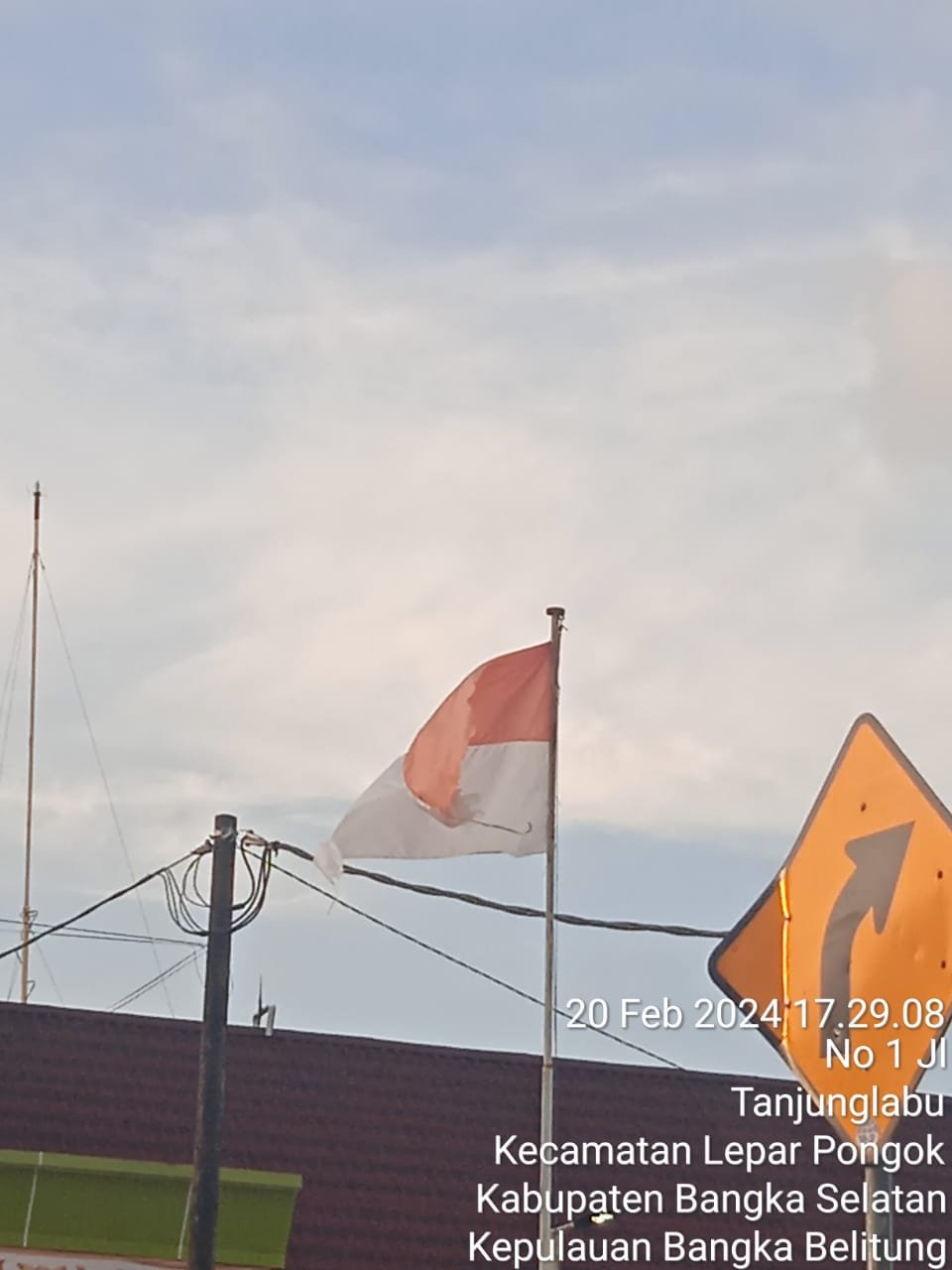 Sungguh Sangat Miris Bendera Robek Masih Berkibar Dikantor Puskemas Tanjung Labu