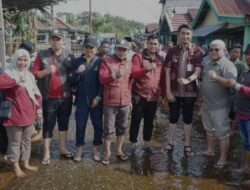 Pj Bupati Muaro Jambi Didampingi Putranya Memberikan Bantuan Sembako Kepada Warga Terdampak Banjir