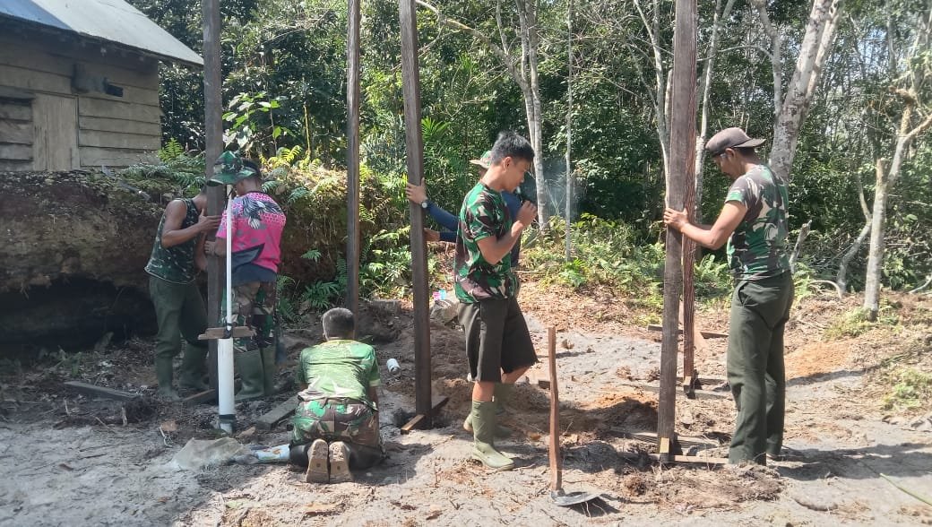 Salah satu warga yang turut membantu pembangunan penampungan air bersih.( Foto : R.S )