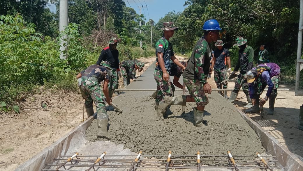 Personel Satgas TMMD ke 119 Wiltas tahun 2024 dibantu warga fokus pada kegiatan semenisasi.( Foto : R.S )