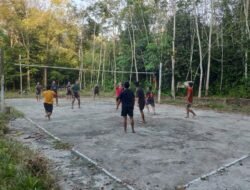 Manfaatkan Saat Istirahat, Satgas TMMD Berolahraga Bersama Warga
