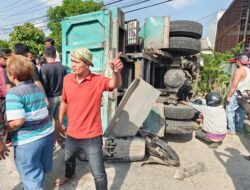 Truck Yang Menabrak Truk Kabur, Dua Sepeda Motor Tertimpa