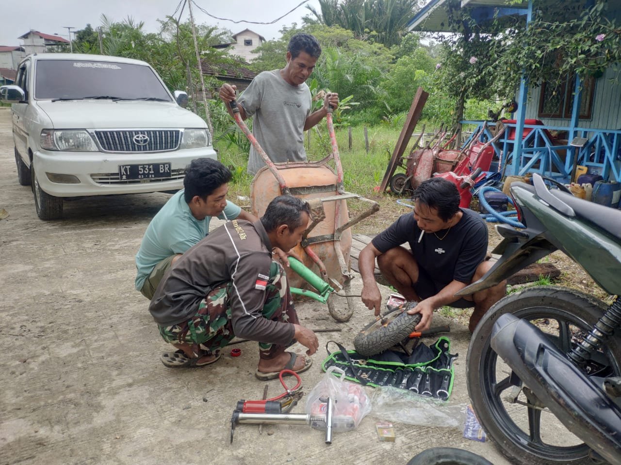 Satgas TMMD Ternyata Mahir Perbaiki Alat Kerja