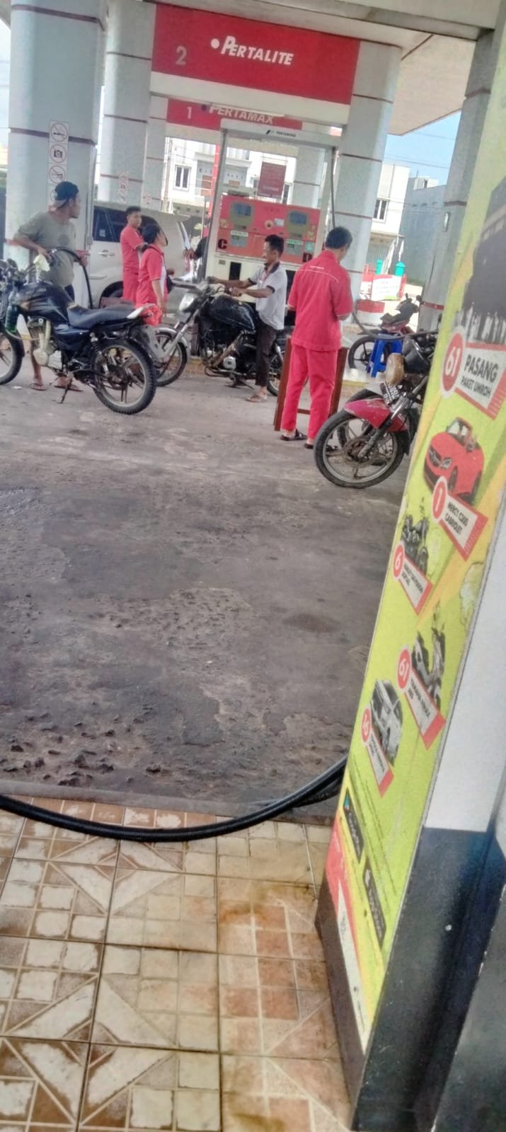 Sampai saat ini SPBU 24331133 desa Nibung aparat penegak hukum tutup mata dengan adanya aktivitas pengerit minyak BBM bersubsidi pertalite.