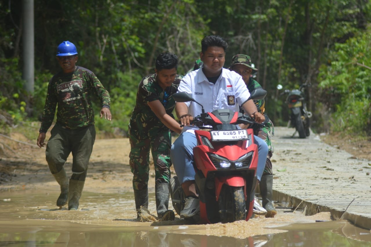 Akibat Hujan Area Jalan Yang Akan Disemenisasi Digenangi Air Bercampur Lumpur