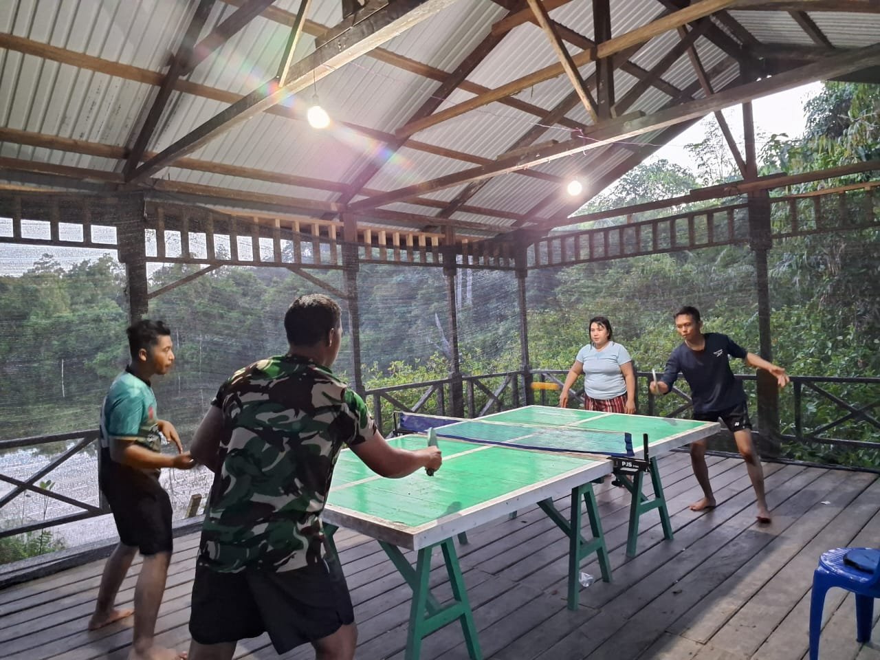 Olahraga bersama personel Satgas TMMD dan warga Kampung Kelian.( Dok TMMD)