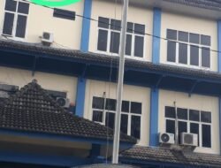 Bendera kusam dan robek masih berkibar di kampus Atma luhur(AMIK) pangkal pinang