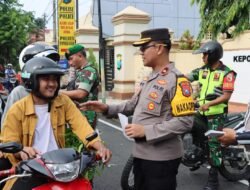 Operasi Keselamatan Semeru 2024, Polres Pamekasan Turun Jalan Berbagi Brosur Himbauan Kamseltibcarlantas