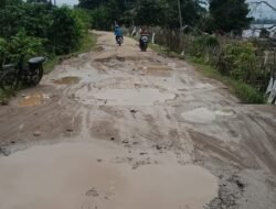 Warga Keluhkan Jalan Penghubung Ke Kecamatan Rusak Parah