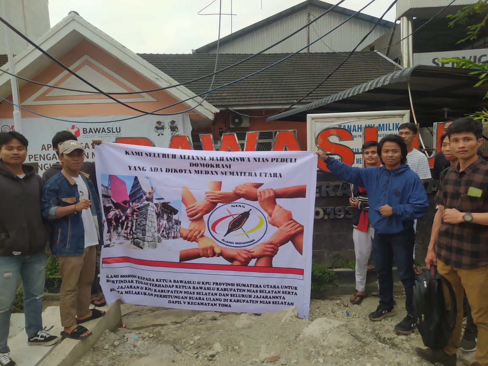 Protes Adanya Penggelembungan Suara, Aliansi Mahasiswa Nias Peduli Demokrasi Datangi Bawaslu Sumut