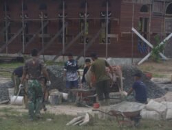 Warga Bantu Satgas Siapkan Bahan Untuk Terus Kebut Pekerjaan Semenisasi