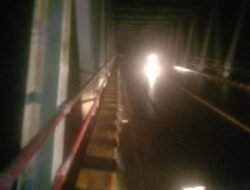 Aktifitas Penambangan Timah Di Malam Hari Menggunakan Ponton Apung di Sungai Perimping