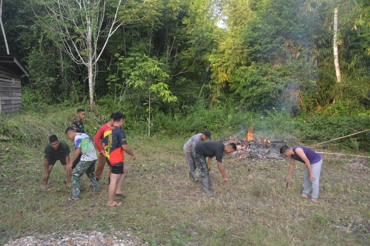 Satgas TMMD Bantu Warga Bersihkan Gedung Posyandu