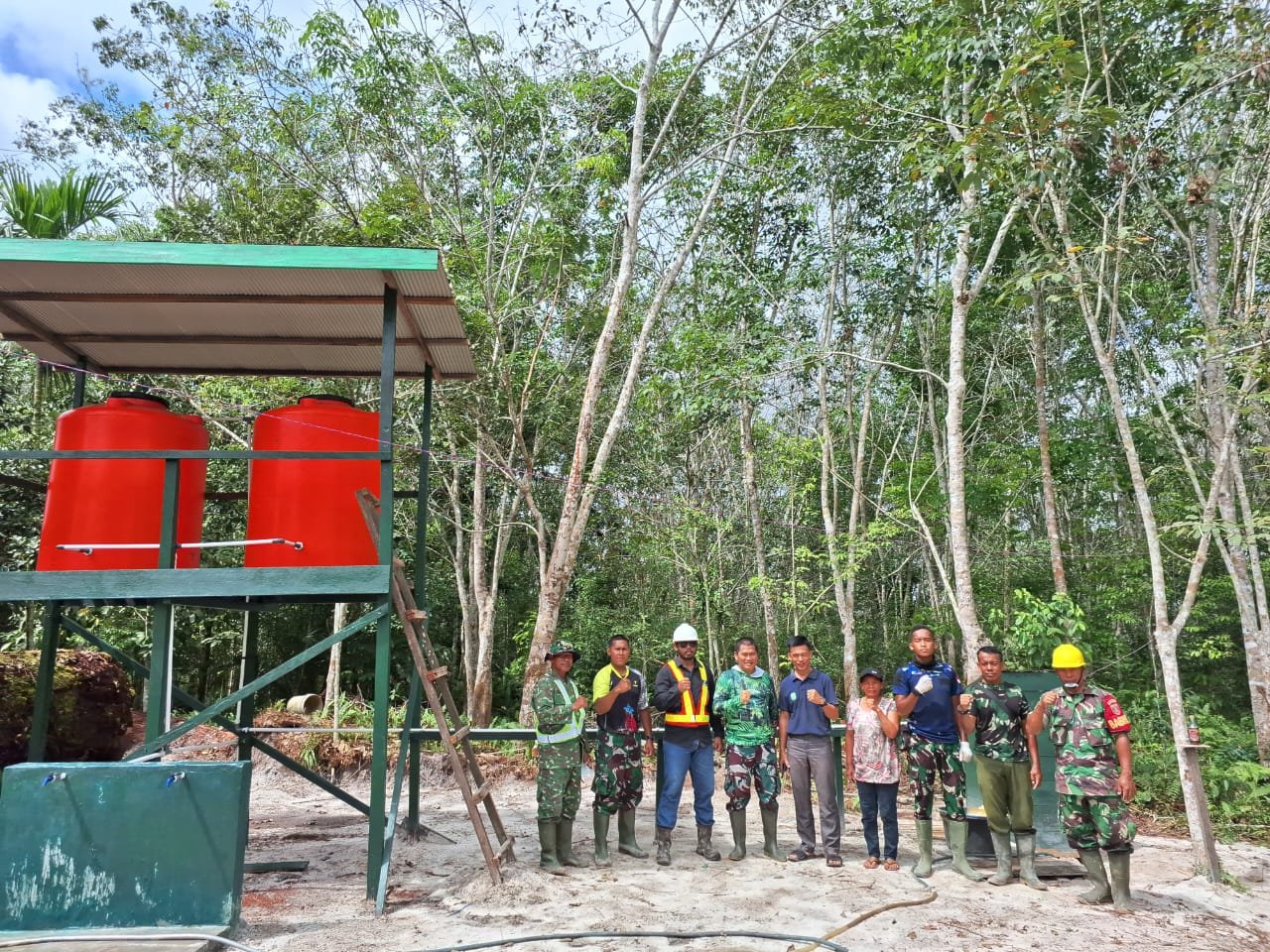 Danssk Kapt Inf Rokhim, peraonel TMMD, bersama Petinggi Kamp Kelian Bapak Angbana Spd, dan Ibu Ina warga kampung kelian berfoto bersama di TMAB yg sudah mencapai akhir..