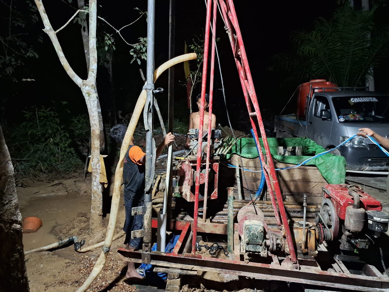 Pasiter terus dampingi Pengeboran sumber air yg di kerjakan hingga malam hari di kampung kelian
