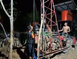 Kejar Target Pekerjaan Sumur Bor Dikebut Hingga Malam.