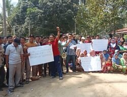 Ratusan warga dua desa blokir pintu masuk PT Tindaon Bujing perusahaan perkebunan kelapa sawit
