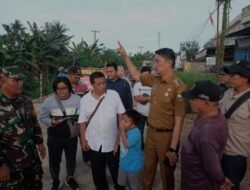 Pj Bupati Muaro Jambi Tinjau Renovasi Jembatan Penghubung Desa Kasang Kumpeh dan Desa Kasang Pudak