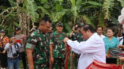 Bupati Kubar FX Yapan Saat Menyambut Wakasad Mayjen TNI Tandyo Budi Revita pada penutupan TMMD ke 119