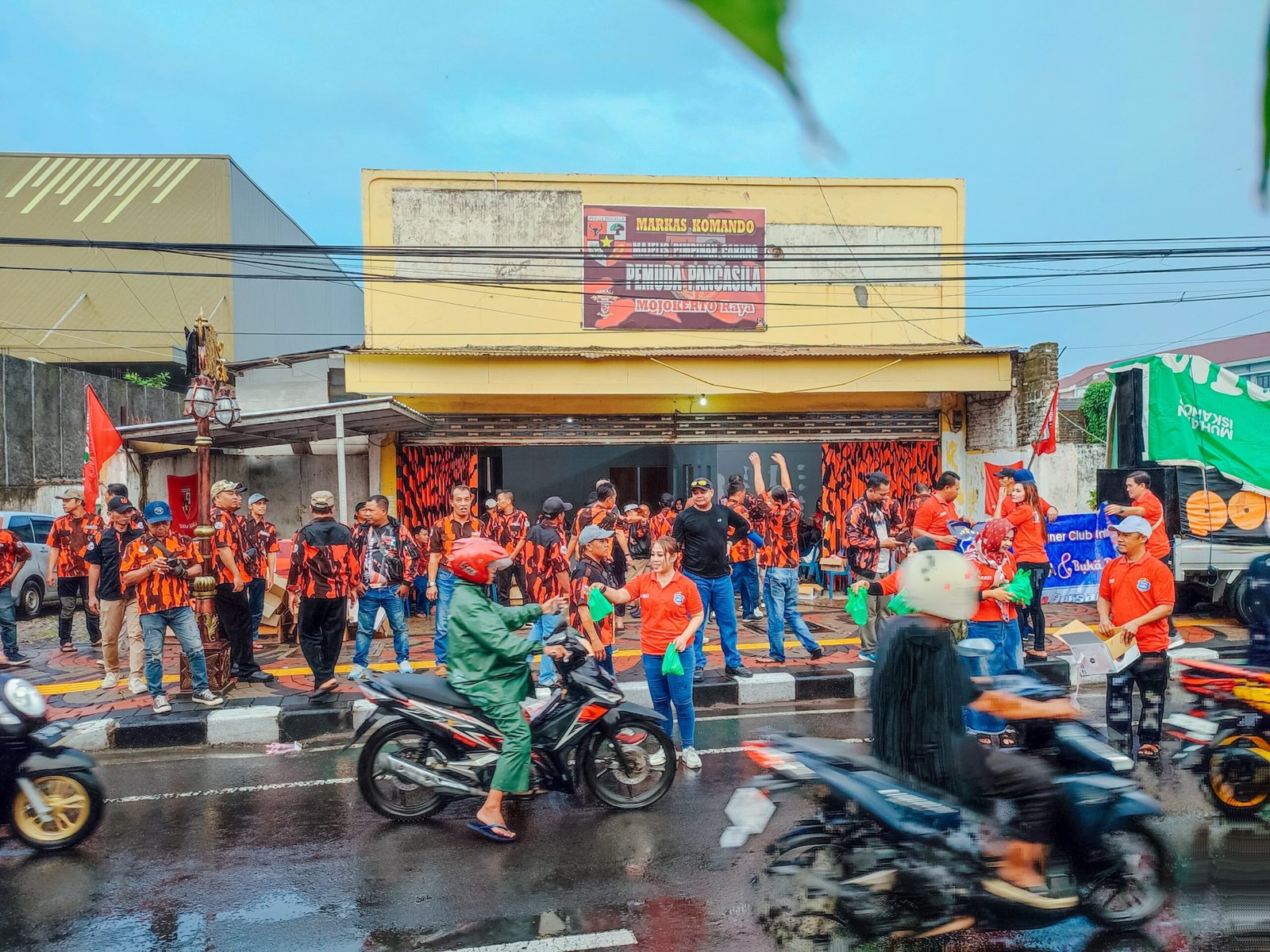 M. Agus Fauzan dan PP Mojokerto Raya Berbagi Takjil dan Buka Bersama